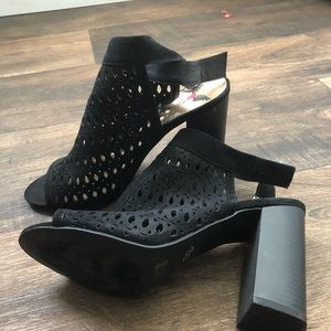 Open toe heel shoe black